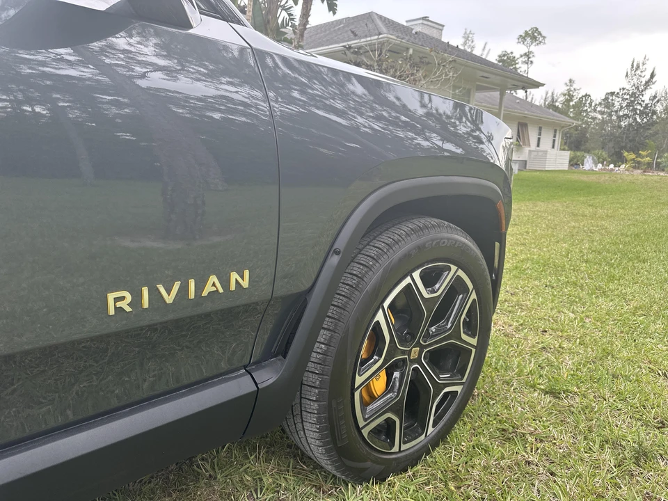 2022 Rivian R1S - Image 30 of 31