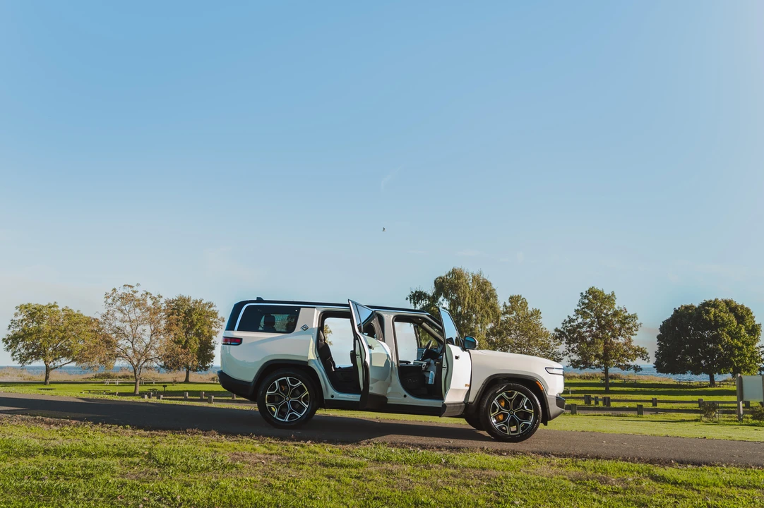 2022 Rivian R1S - Image 26 of 31