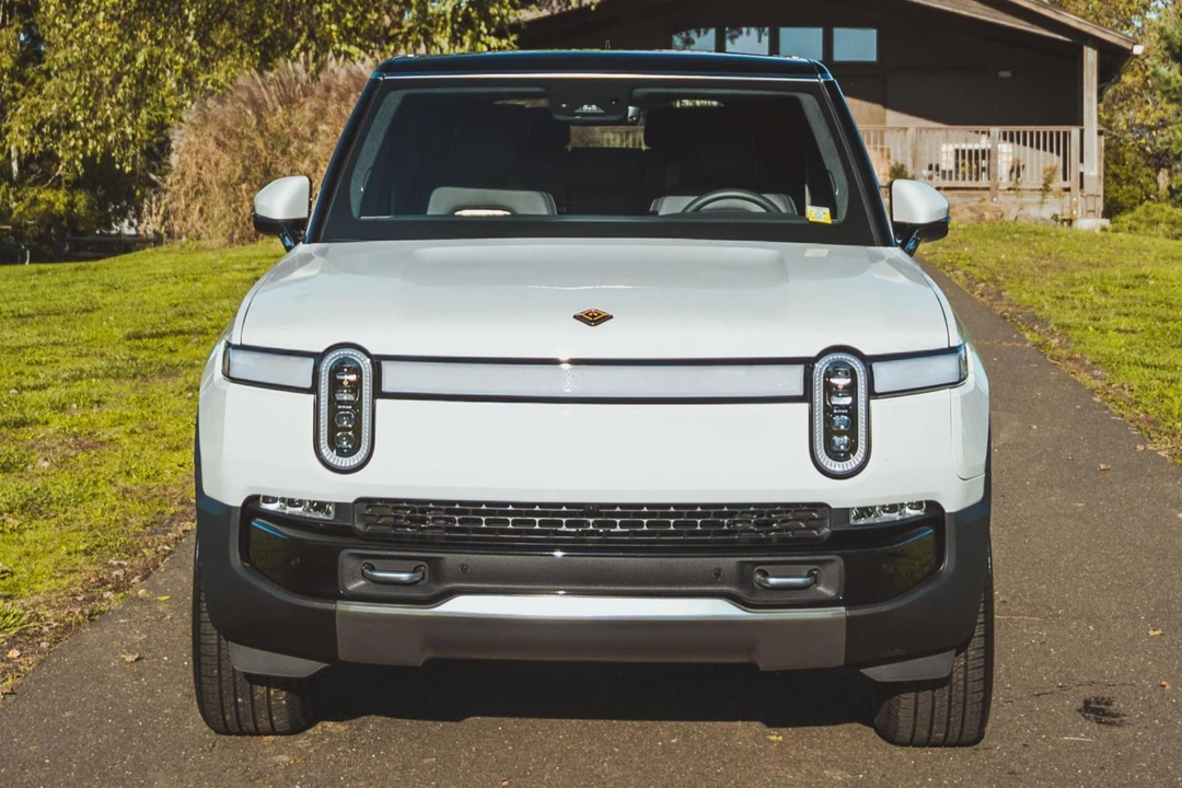 2022 Rivian R1S - Image 2 of 31