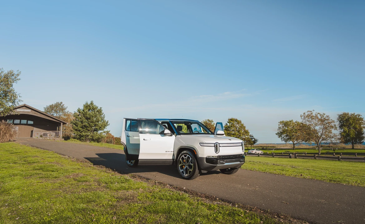 2022 Rivian R1S - Image 28 of 31
