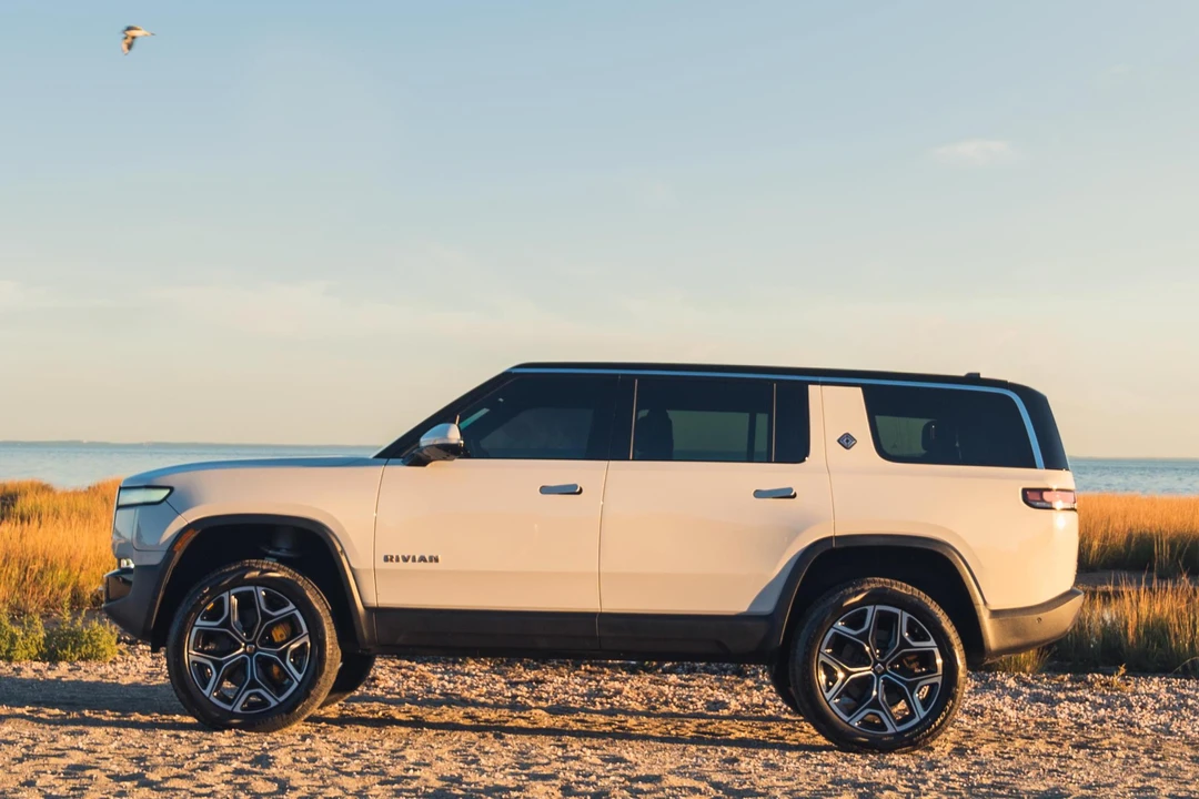 2022 Rivian R1S - Image 18 of 31