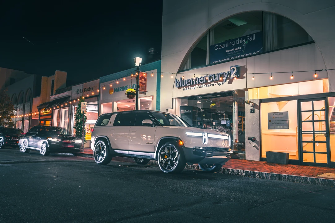 2022 Rivian R1S - Image 27 of 31