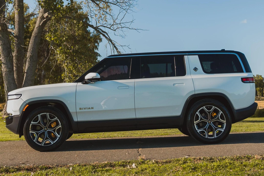 2022 Rivian R1S - Image 3 of 31