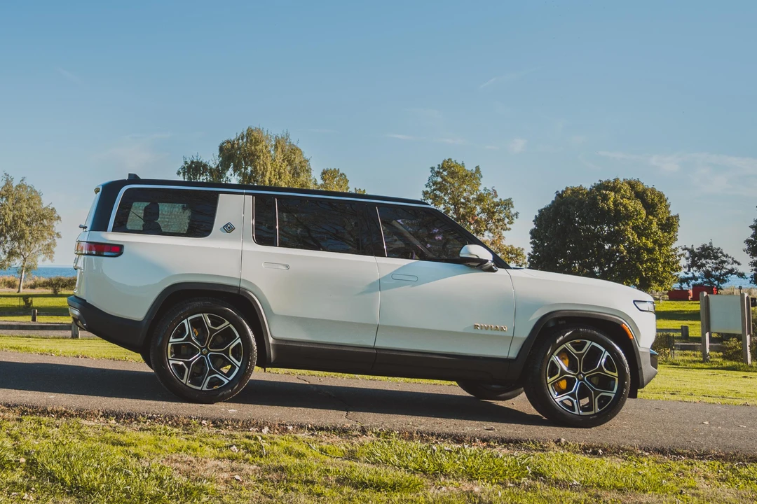 2022 Rivian R1S - Image 24 of 31