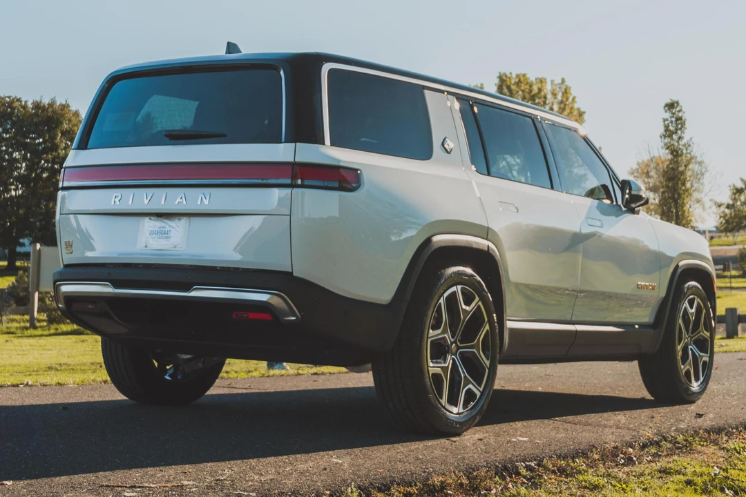2022 Rivian R1S - Image 4 of 31