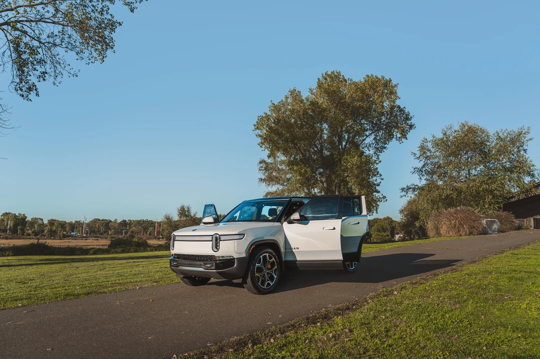 2022 Rivian R1S - Image 15 of 31