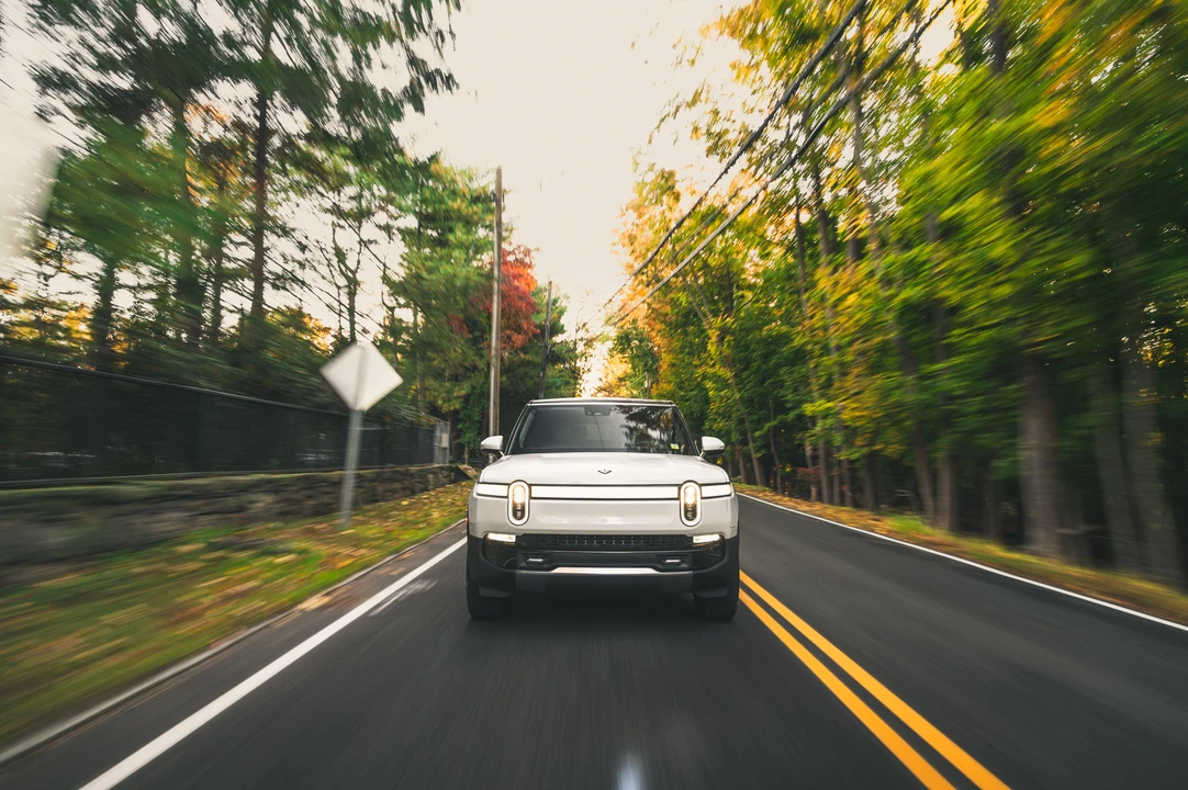 2022 Rivian R1S - Image 7 of 31