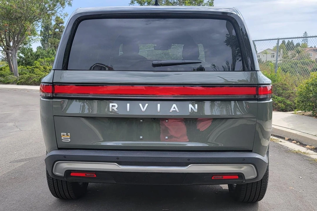 2022 Rivian R1S - Image 5 of 31