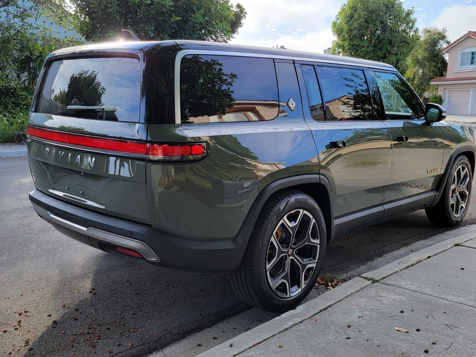 2022 Rivian R1S - Image 17 of 31