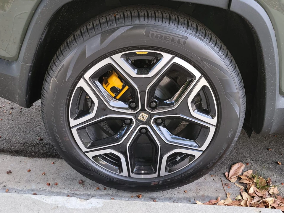 2022 Rivian R1S - Image 26 of 31