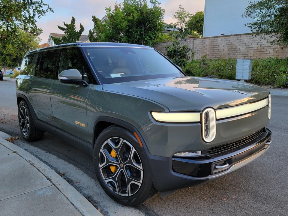 2022 Rivian R1S - Image 19 of 31