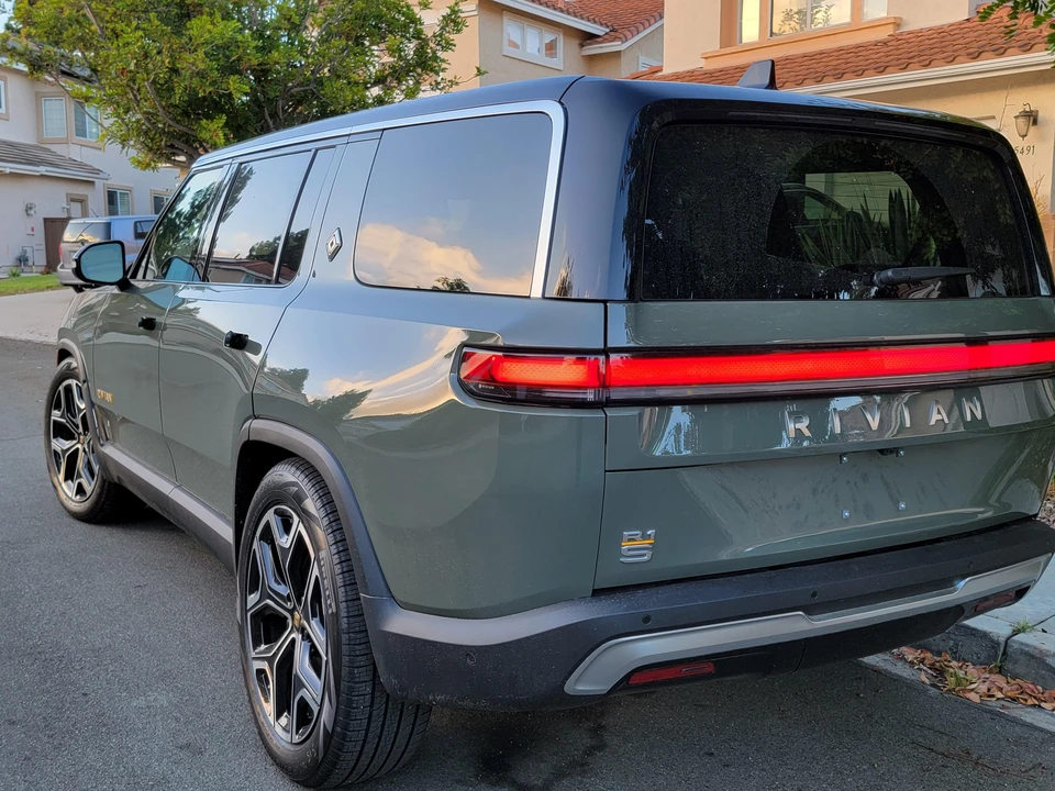 2022 Rivian R1S - Image 12 of 31