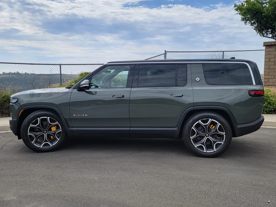 2022 Rivian R1S - Image 11 of 31