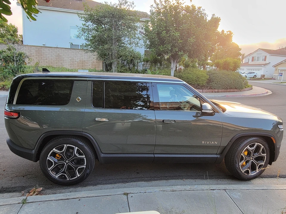 2022 Rivian R1S - Image 18 of 31