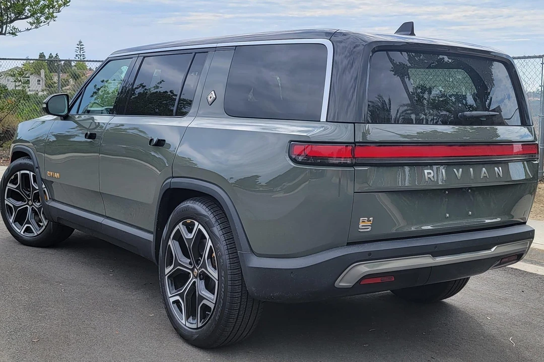 2022 Rivian R1S - Image 4 of 31
