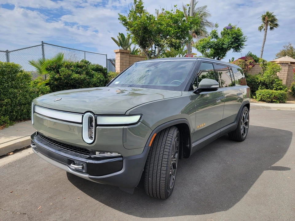 2022 Rivian R1S - Image 8 of 31