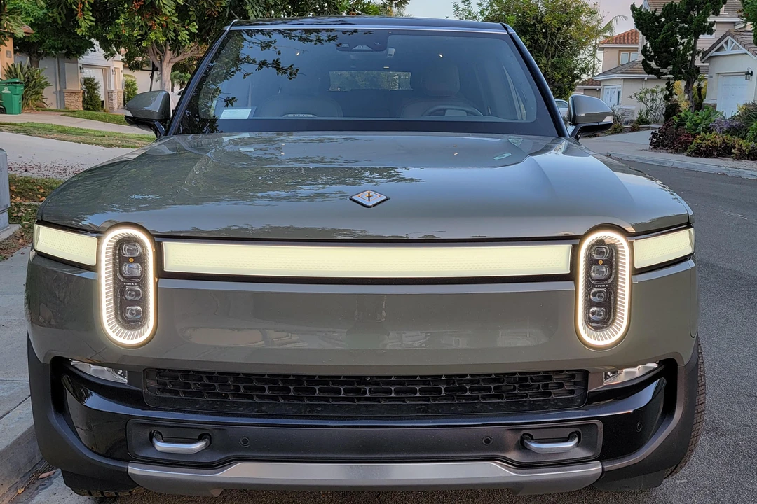 2022 Rivian R1S - Image 2 of 31