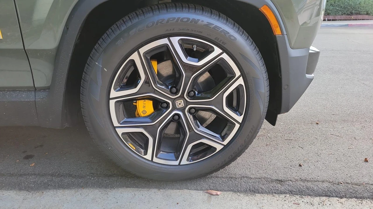 2022 Rivian R1S - Image 27 of 31