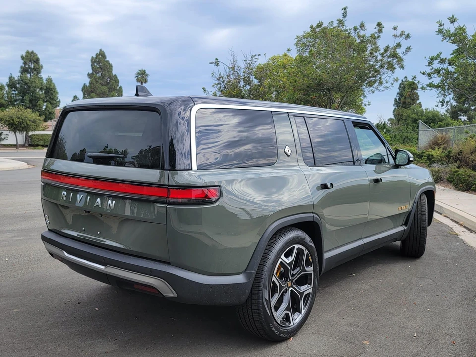 2022 Rivian R1S - Image 15 of 31