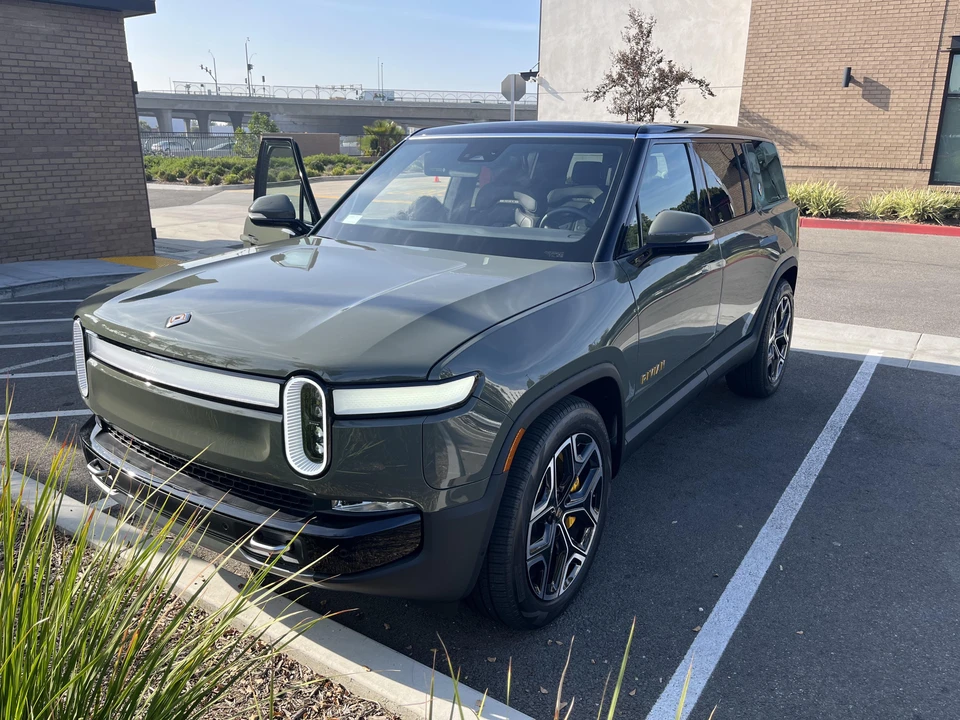 2022 Rivian R1S - Image 7 of 31