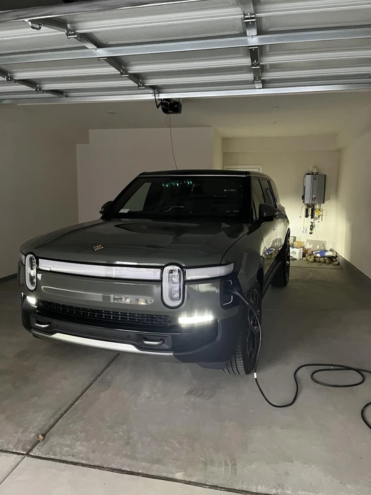 2022 Rivian R1S - Image 6 of 31