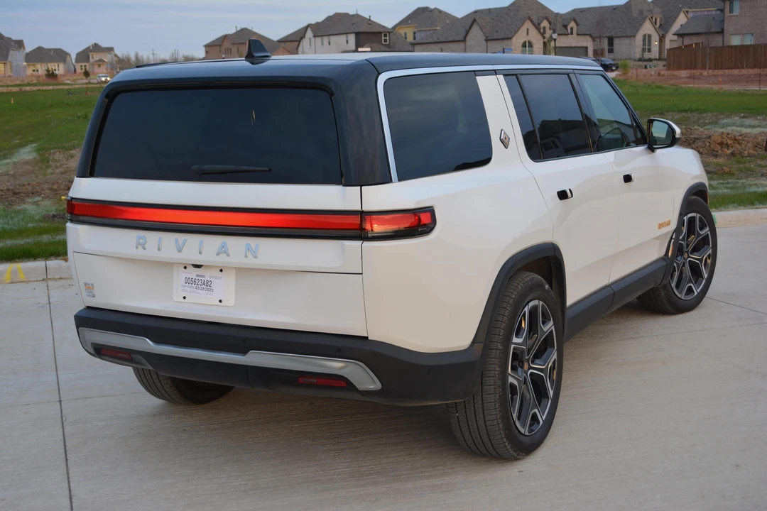 2022 Rivian R1S - Image 17 of 31