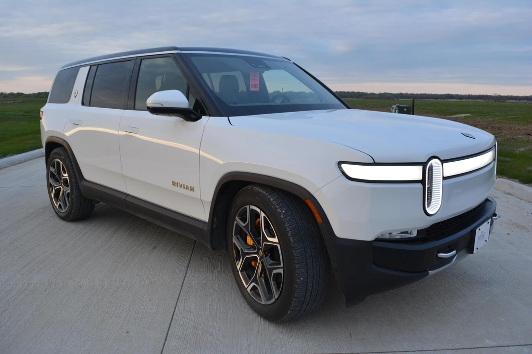 2022 Rivian R1S - Image 24 of 31