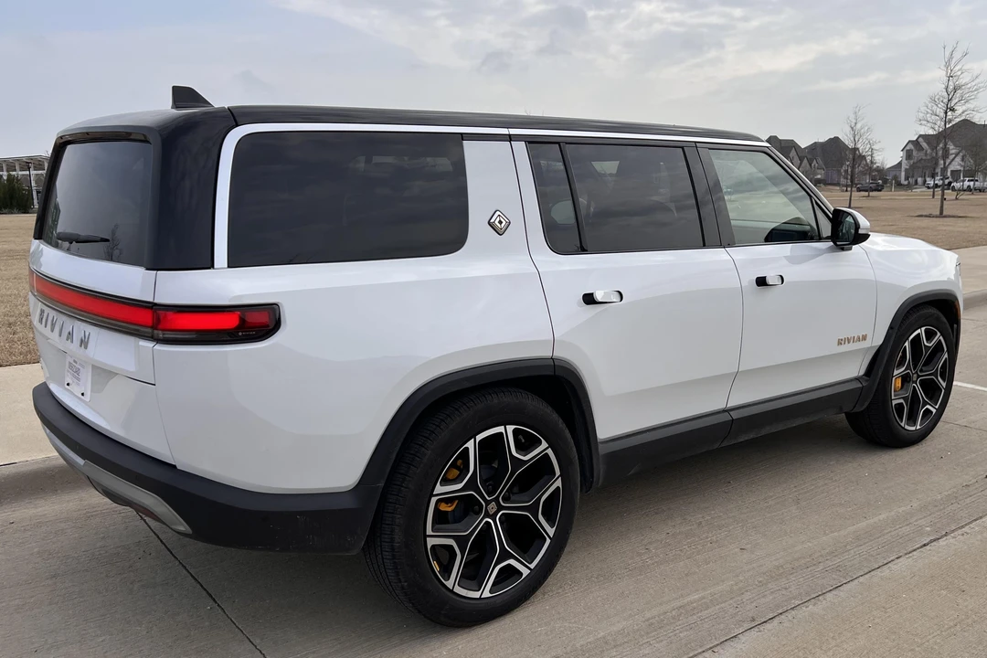 2022 Rivian R1S - Image 4 of 31
