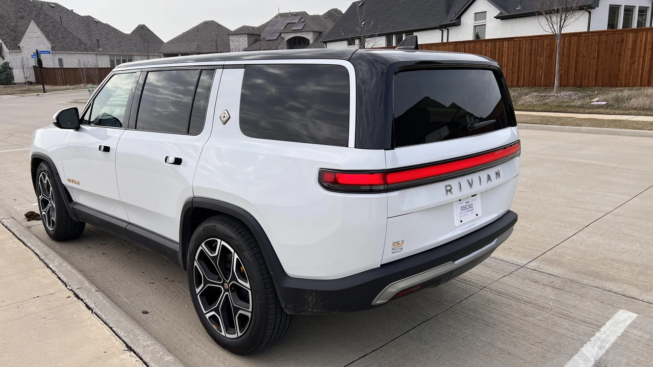 2022 Rivian R1S - Image 14 of 31