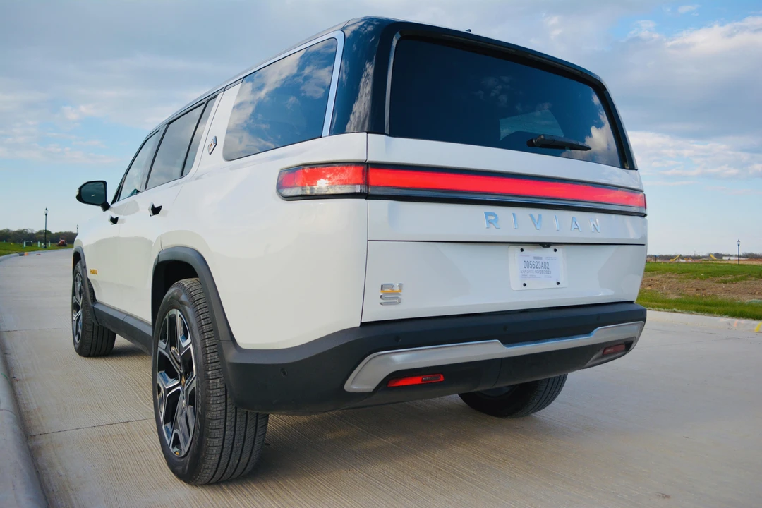 2022 Rivian R1S - Image 15 of 31