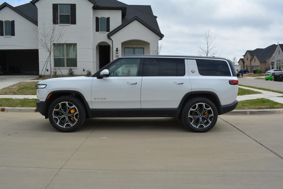 2022 Rivian R1S - Image 13 of 31