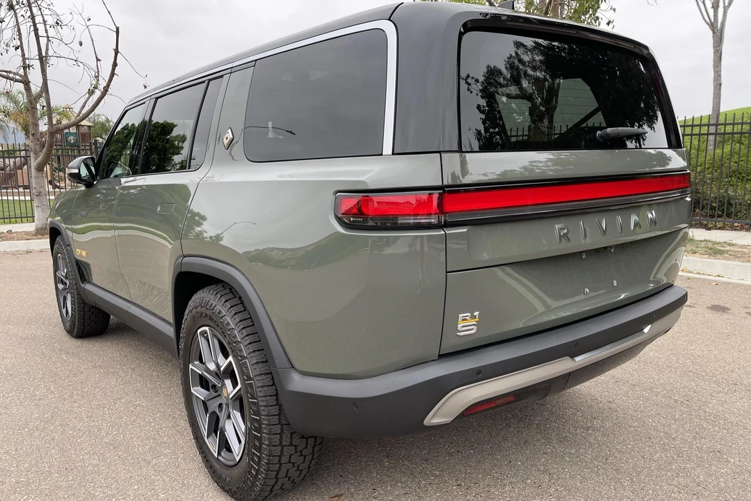2022 Rivian R1S - Image 4 of 5