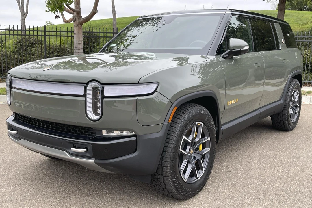 2022 Rivian R1S - Image 2 of 5