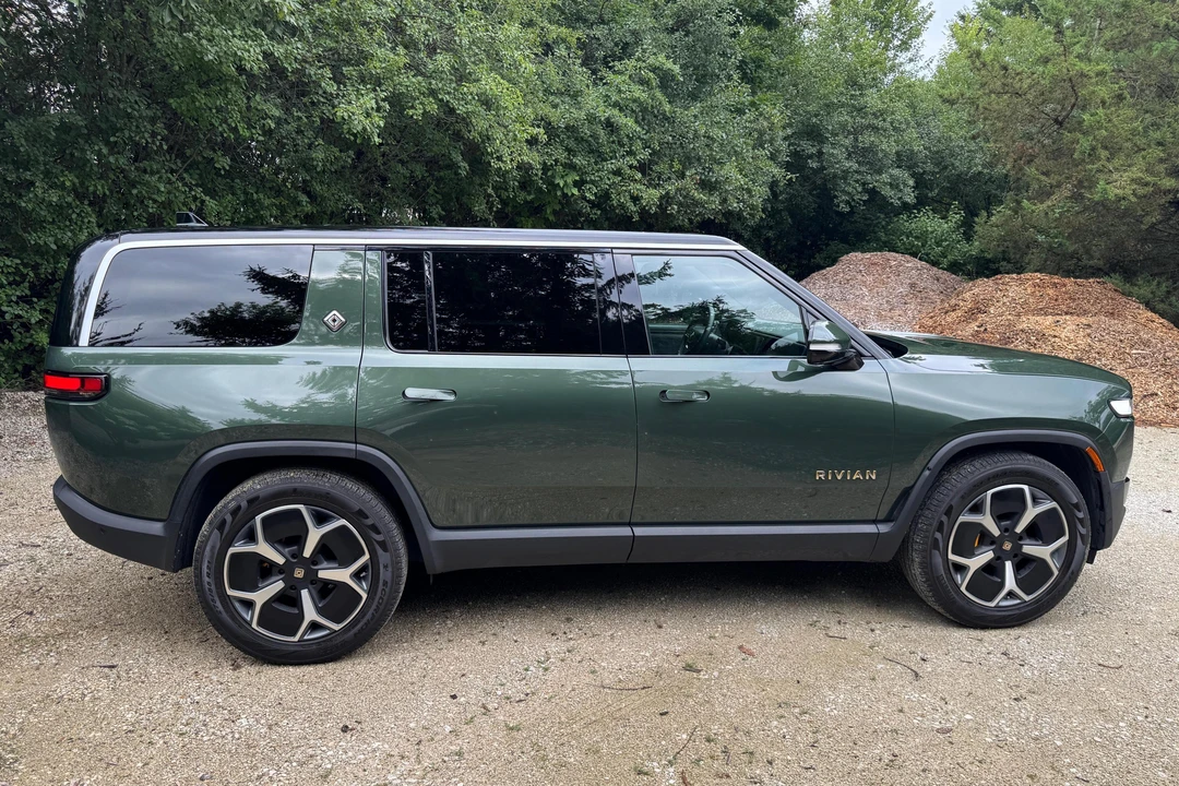 2022 Rivian R1S - Image 3 of 31
