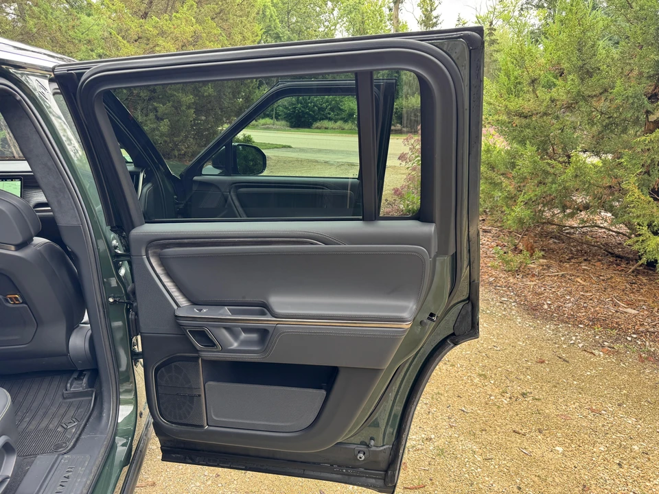 2022 Rivian R1S - Image 29 of 31