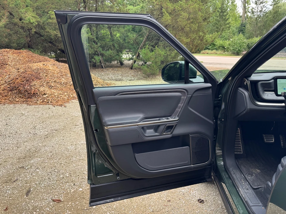 2022 Rivian R1S - Image 25 of 31