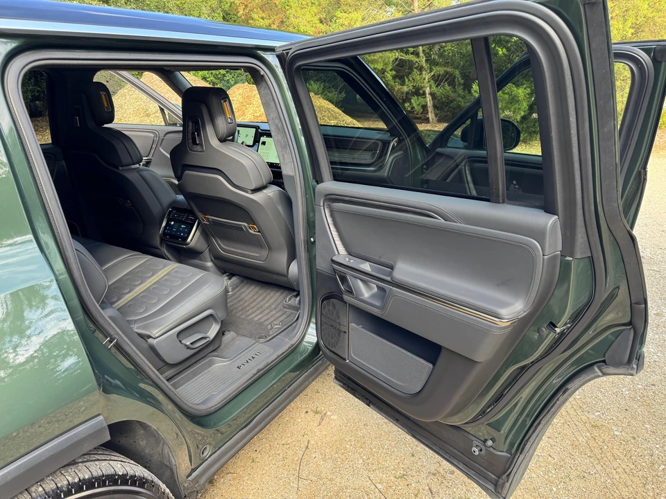 2022 Rivian R1S - Image 30 of 31