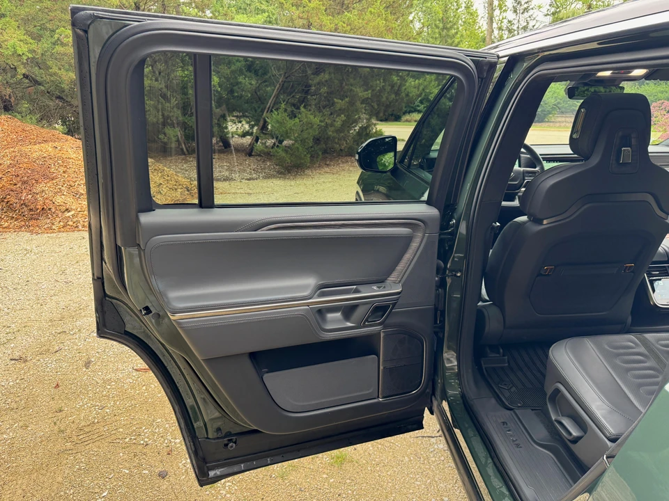 2022 Rivian R1S - Image 28 of 31