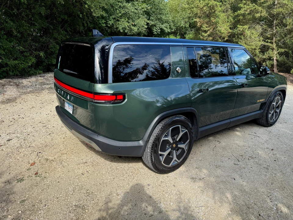 2022 Rivian R1S - Image 7 of 31