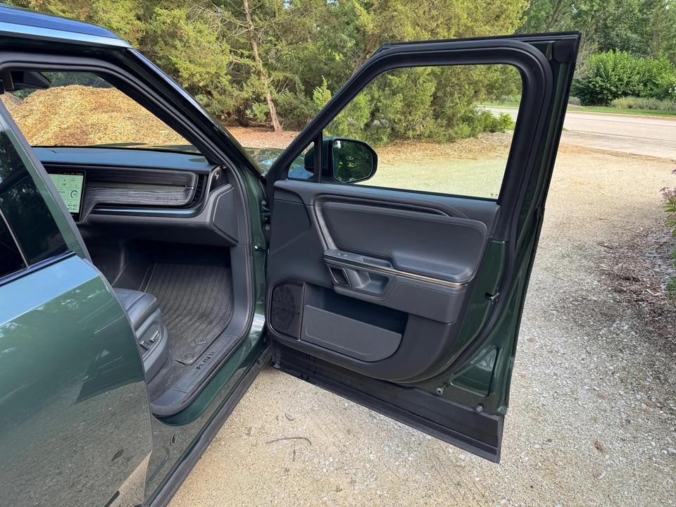 2022 Rivian R1S - Image 27 of 31