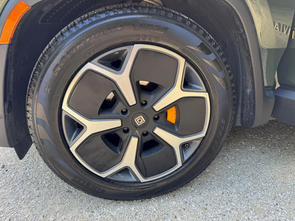 2022 Rivian R1S - Image 9 of 31
