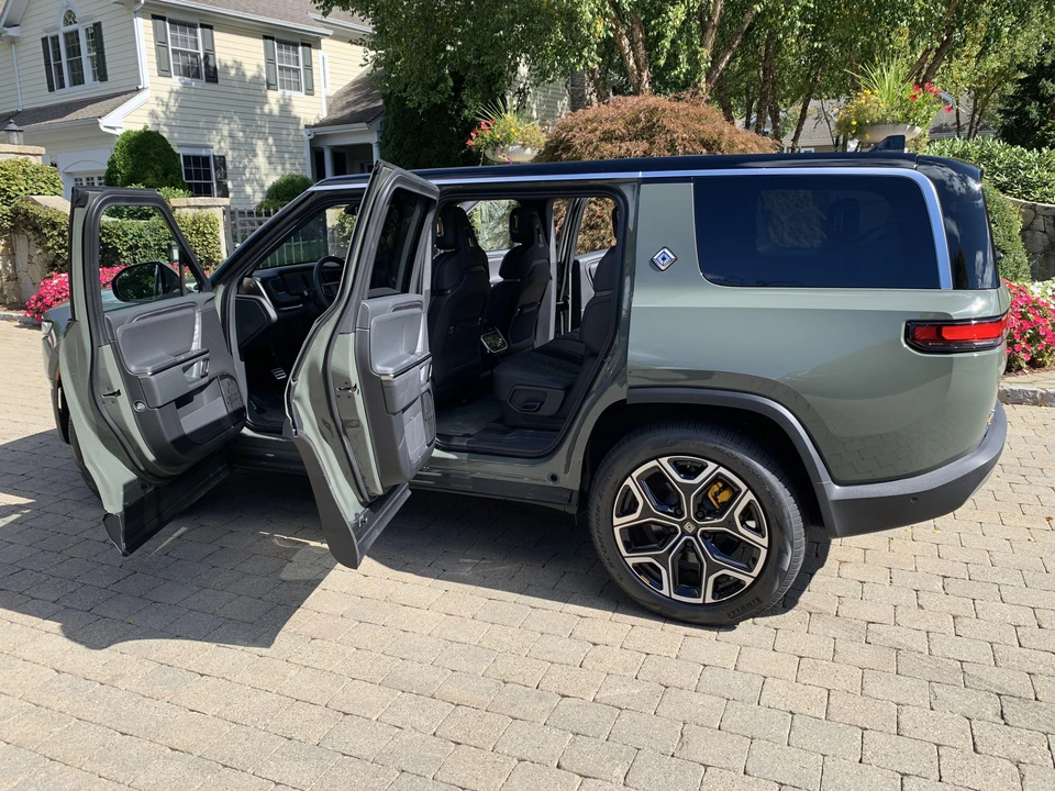 2022 Rivian R1S - Image 8 of 30
