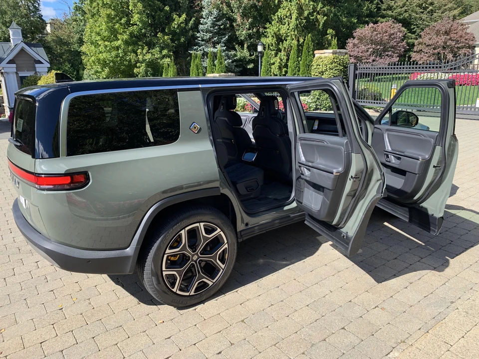 2022 Rivian R1S - Image 11 of 30