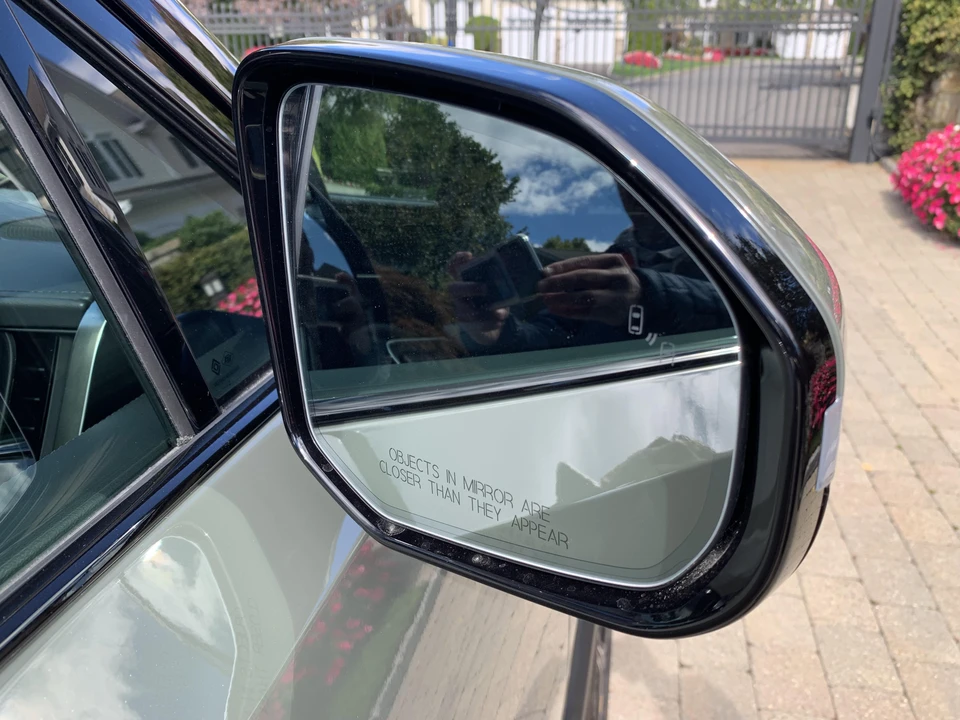 2022 Rivian R1S - Image 25 of 30