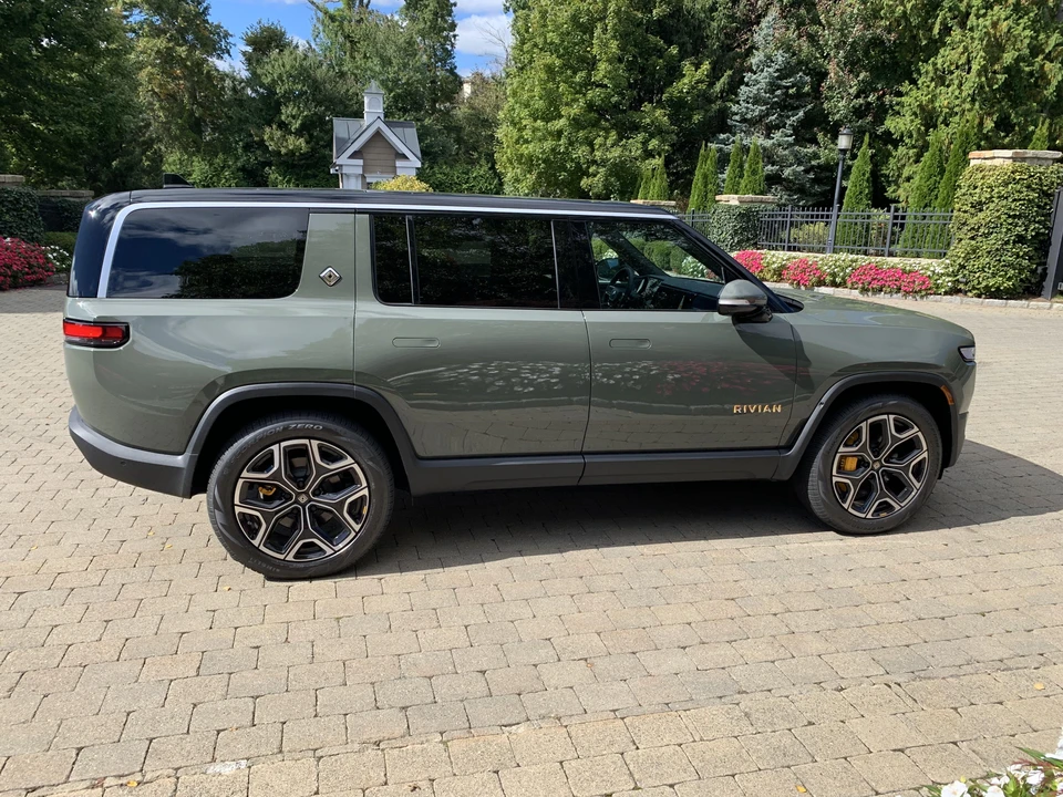 2022 Rivian R1S - Image 12 of 30