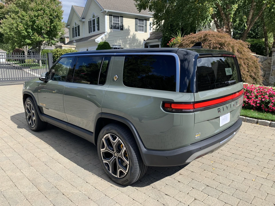 2022 Rivian R1S - Image 9 of 30
