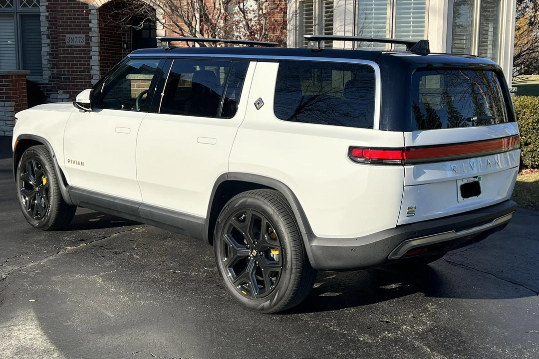 2022 Rivian R1S - Image 4 of 31