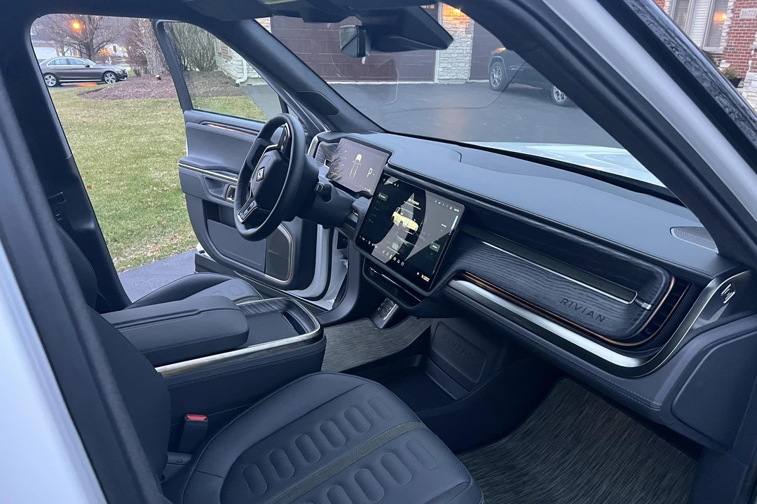 2022 Rivian R1S - Image 27 of 31