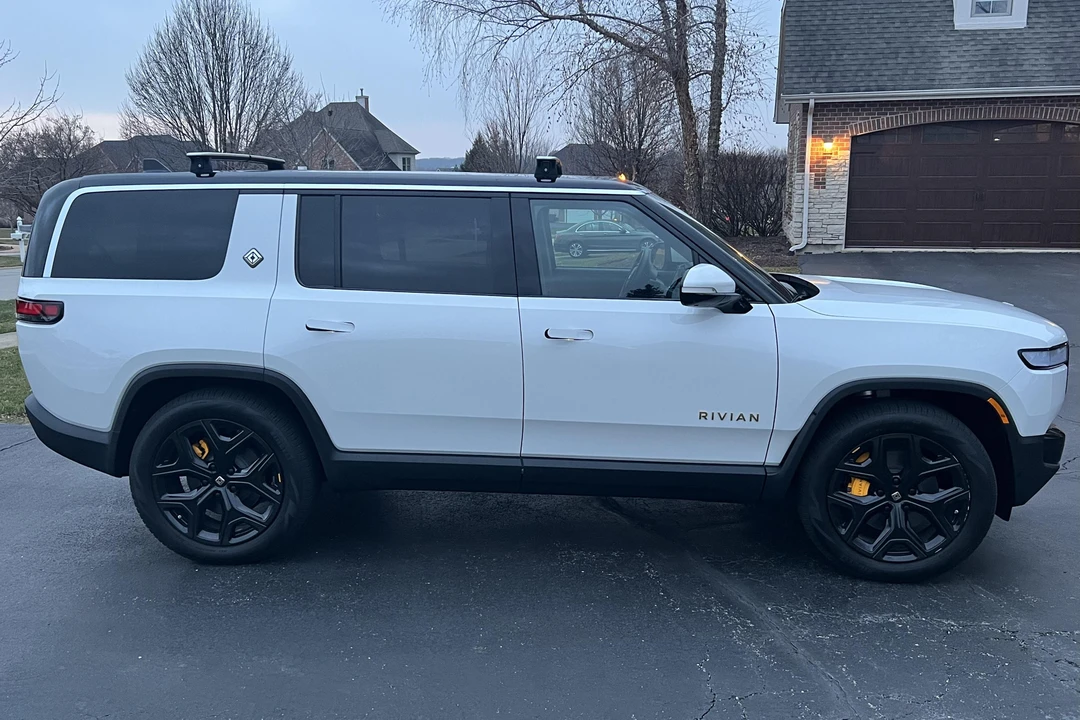 2022 Rivian R1S - Image 3 of 31