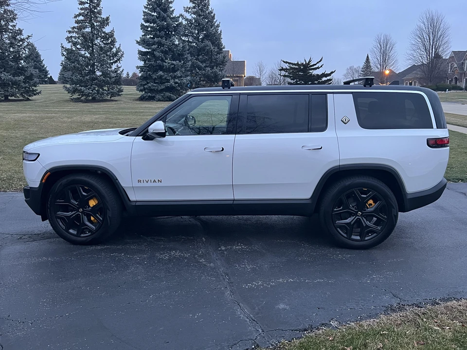 2022 Rivian R1S - Image 13 of 31